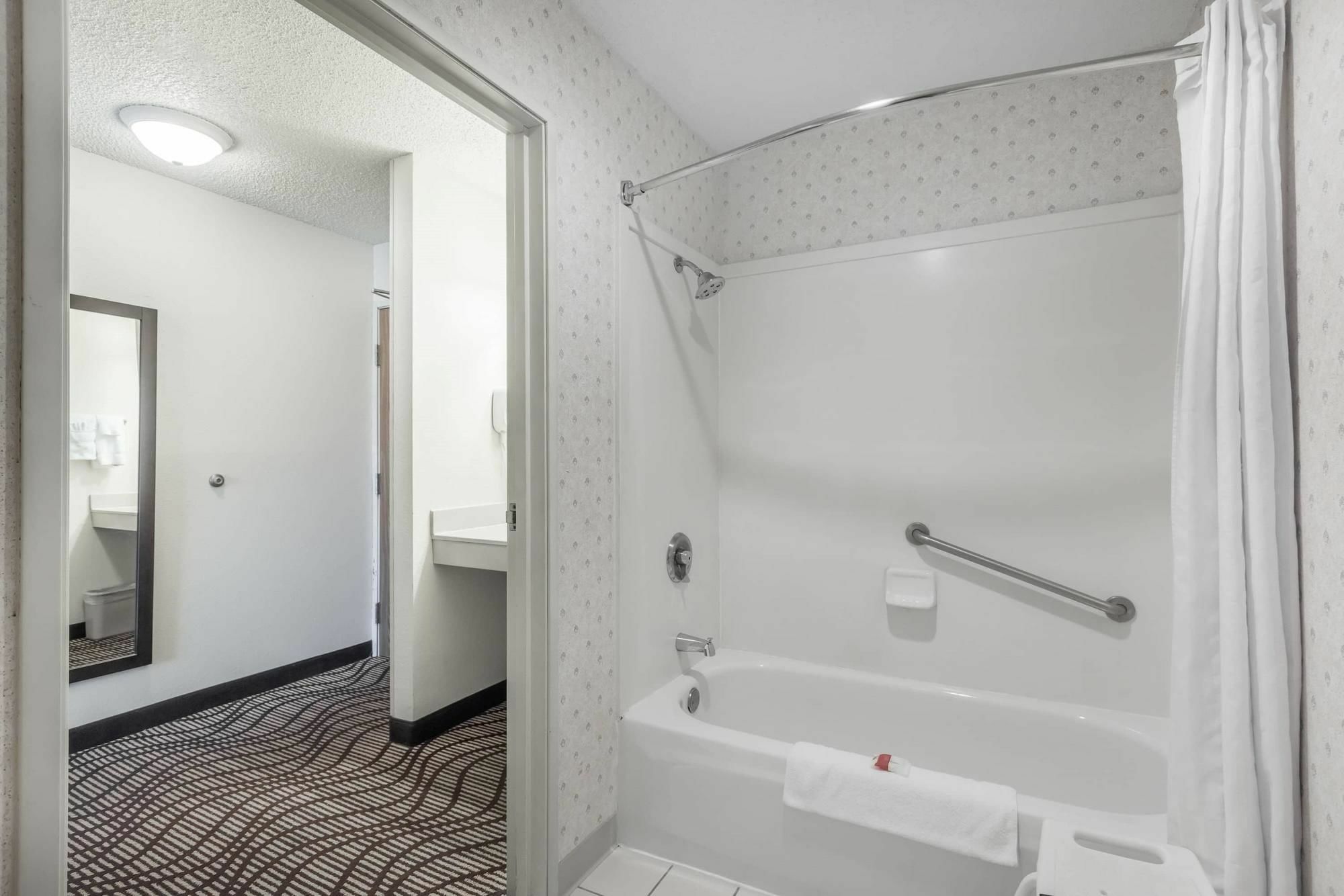 Ramada by Wyndham Coeur d'Alene Hotel Bagian luar foto